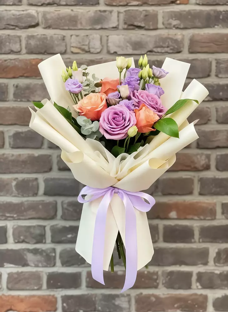 Букет цветов из: Лизиантусы и Розы в Крыму Ростовская область