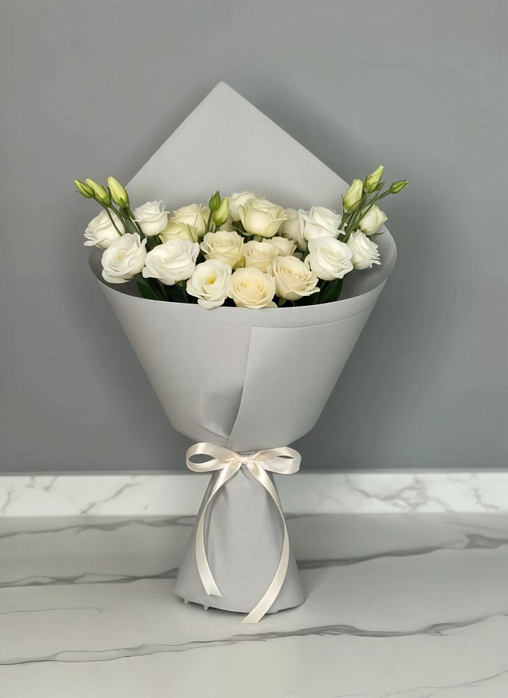 Букет цветов из: Розы и Лизиантусы в Крыму Ростовская область