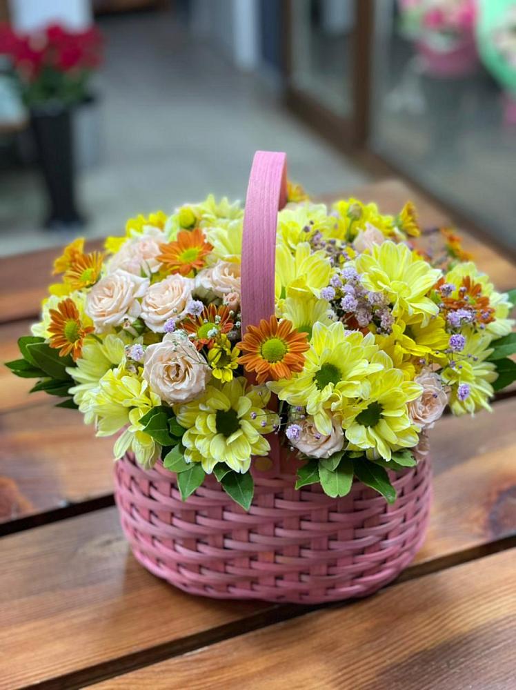 Цветочная композиция из Хризантемы и Розы в корзине в Крыму Ростовская область