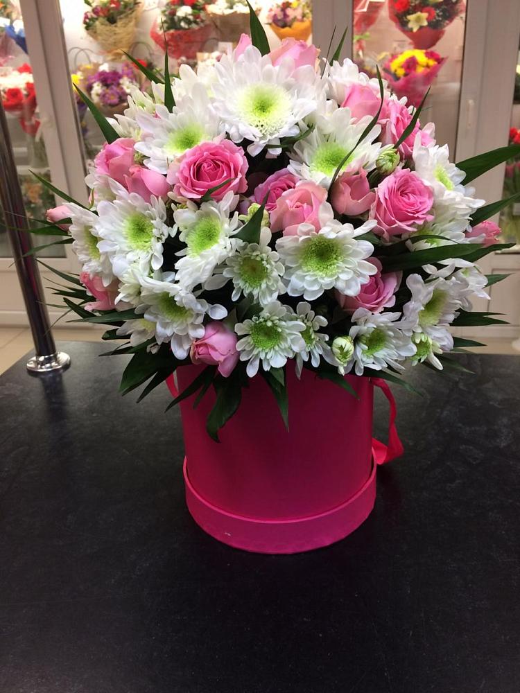 Цветочная композиция из Розы и Хризантемы в шляпной коробке в Крыму Ростовская область