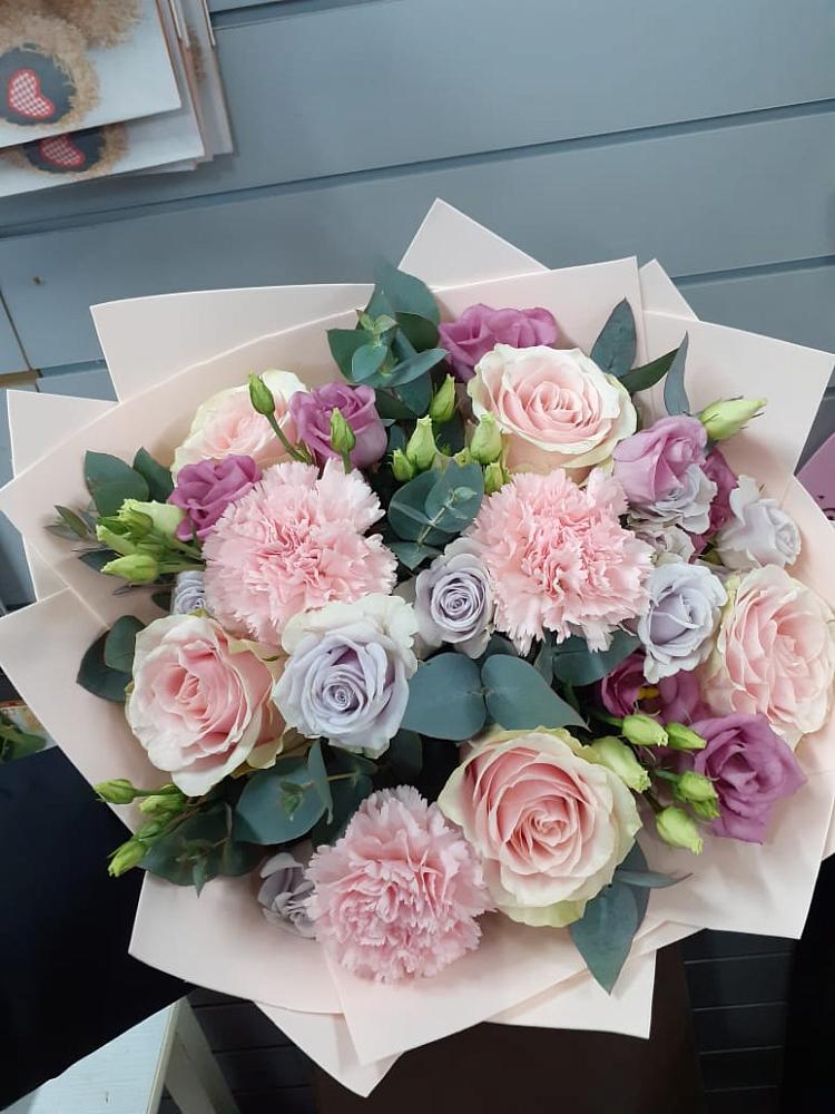 Букет цветов из: Розы, Гвоздики и Лизиантусы в Крыму Ростовская область