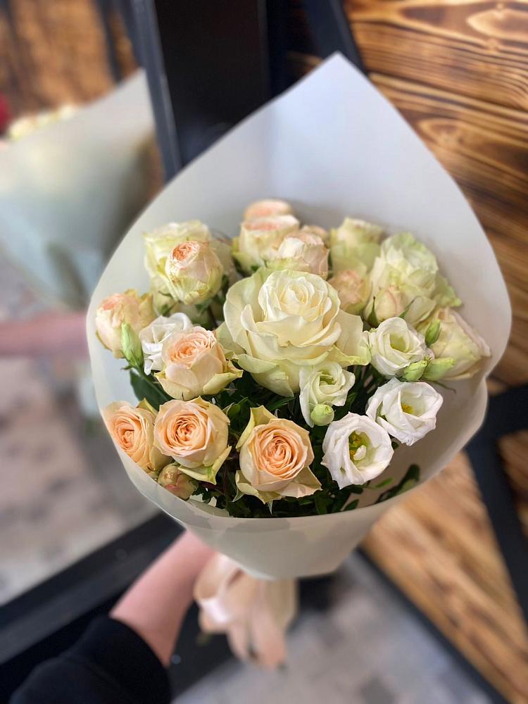 Букет цветов из: Розы и Лизиантусы в Крыму Ростовская область